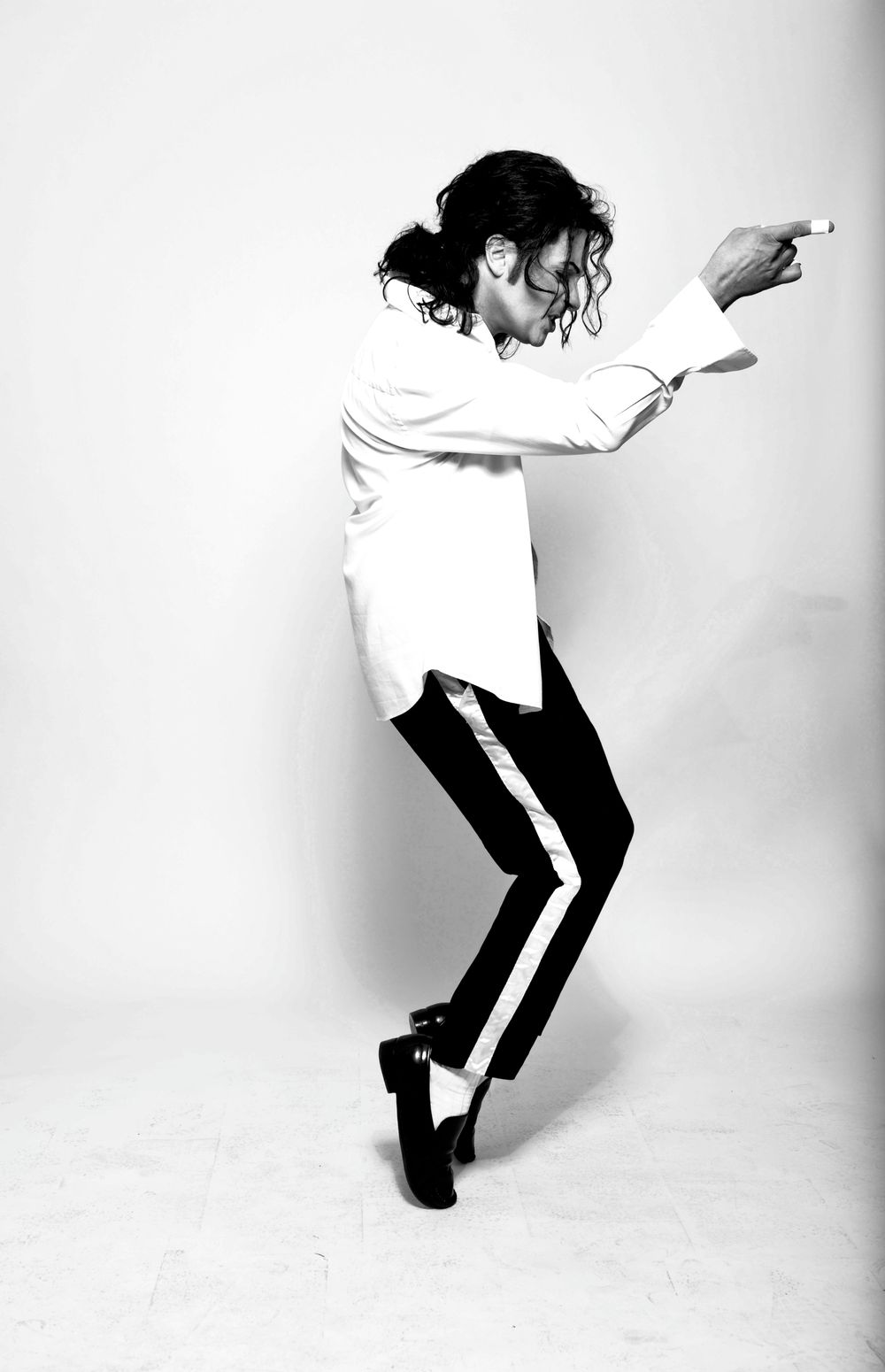 Giuseppe Ruisi im weißen Hemd in der ikonischen Michael-Jackson-Pose