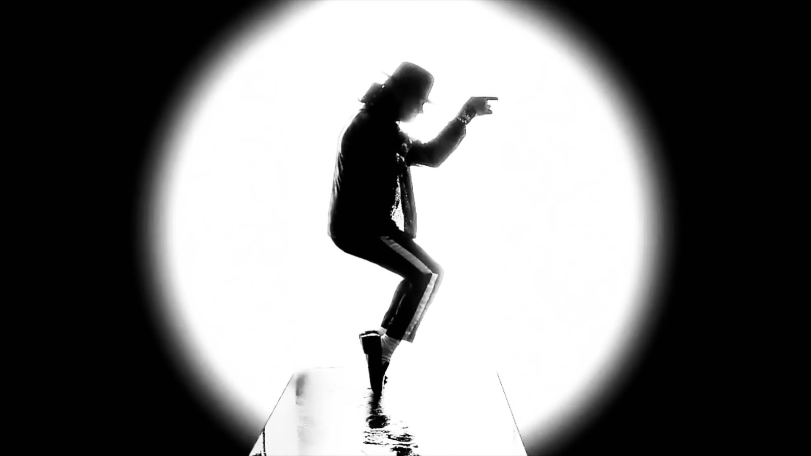 Giuseppe Ruisi als Silhouette im Scheinwerferlicht beim Moonwalk